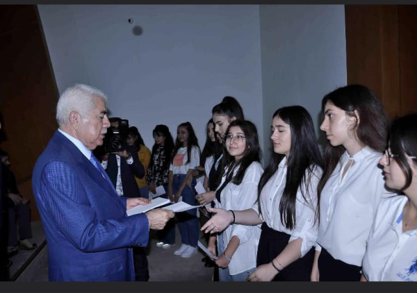 Ağdamda Milli Məclisin deputatı Ağalar Vəliyev yüksək bal toplayaraq ali məktəblərə qəbul olmuş abit